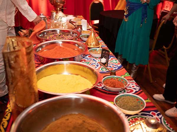 Mesa de especias, tés, dulces.
